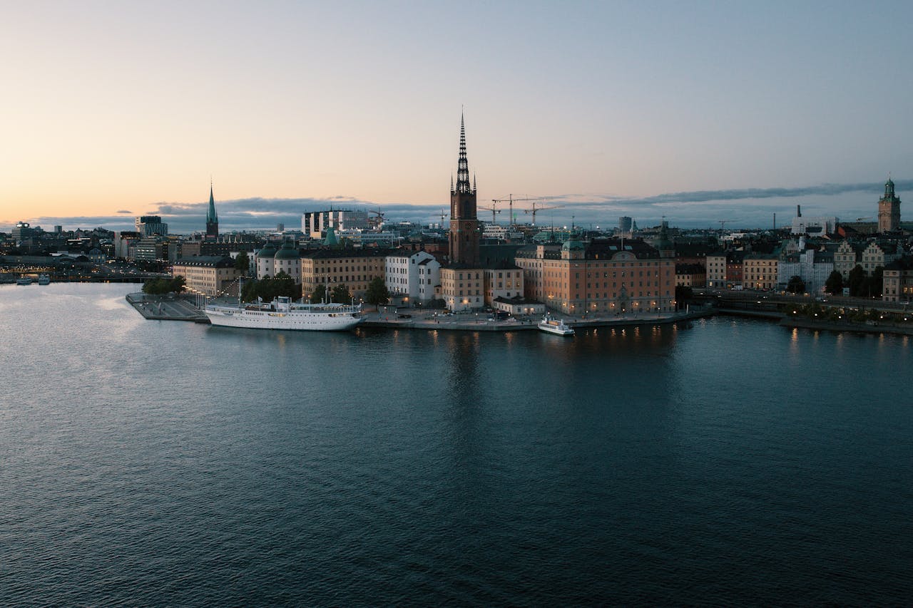 vue sur une eau bleue et une flèche d'un monument de Stockholm