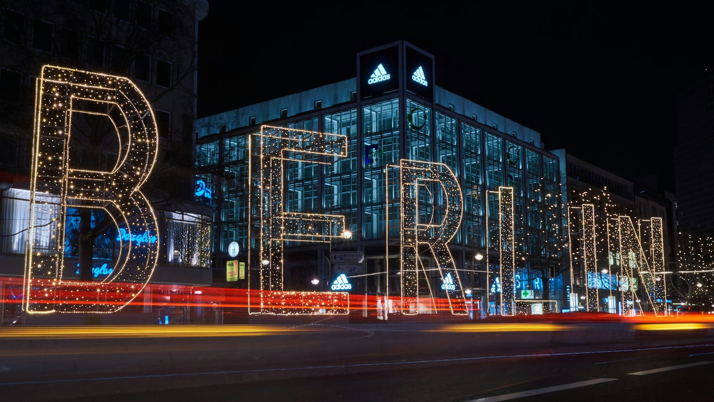 Lettrages lumineux dans la nuit avec lesquels on peut lire Berlin