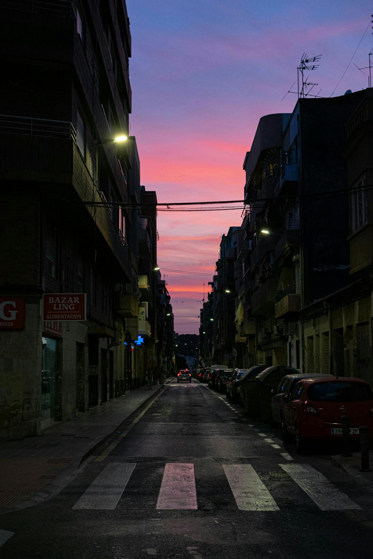 Passage piéton entre des bâtiments à Alicante Passage piéton entre des bâtiments à Alicante