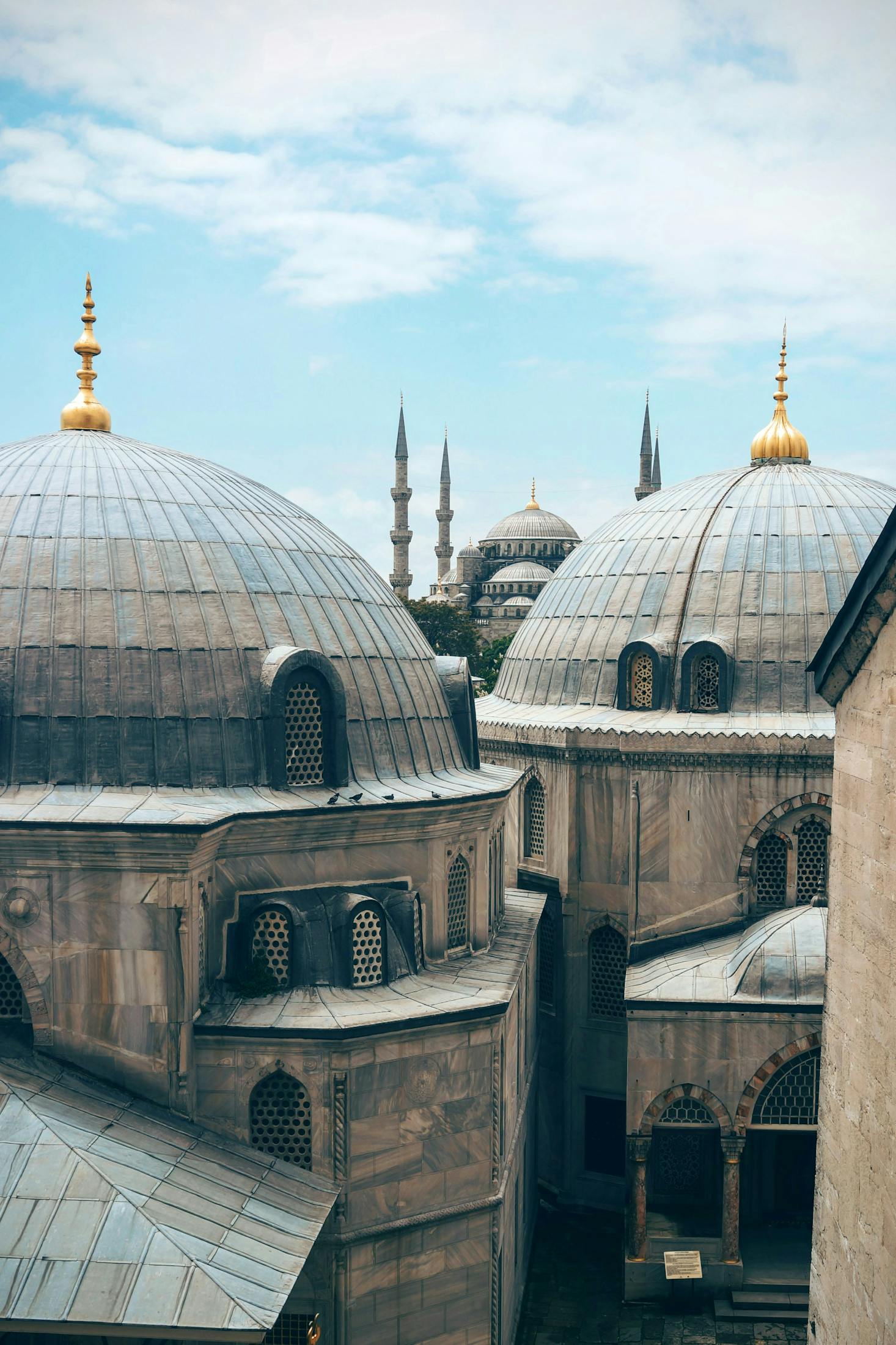 Toitures de monuments sous un ciel bleu à Istanbul