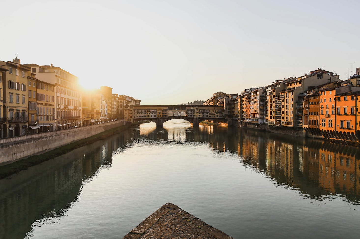 Vista sull'Arno a Firenze, con gli edifici ai due lati e il Ponte Vecchio sullo sfondo