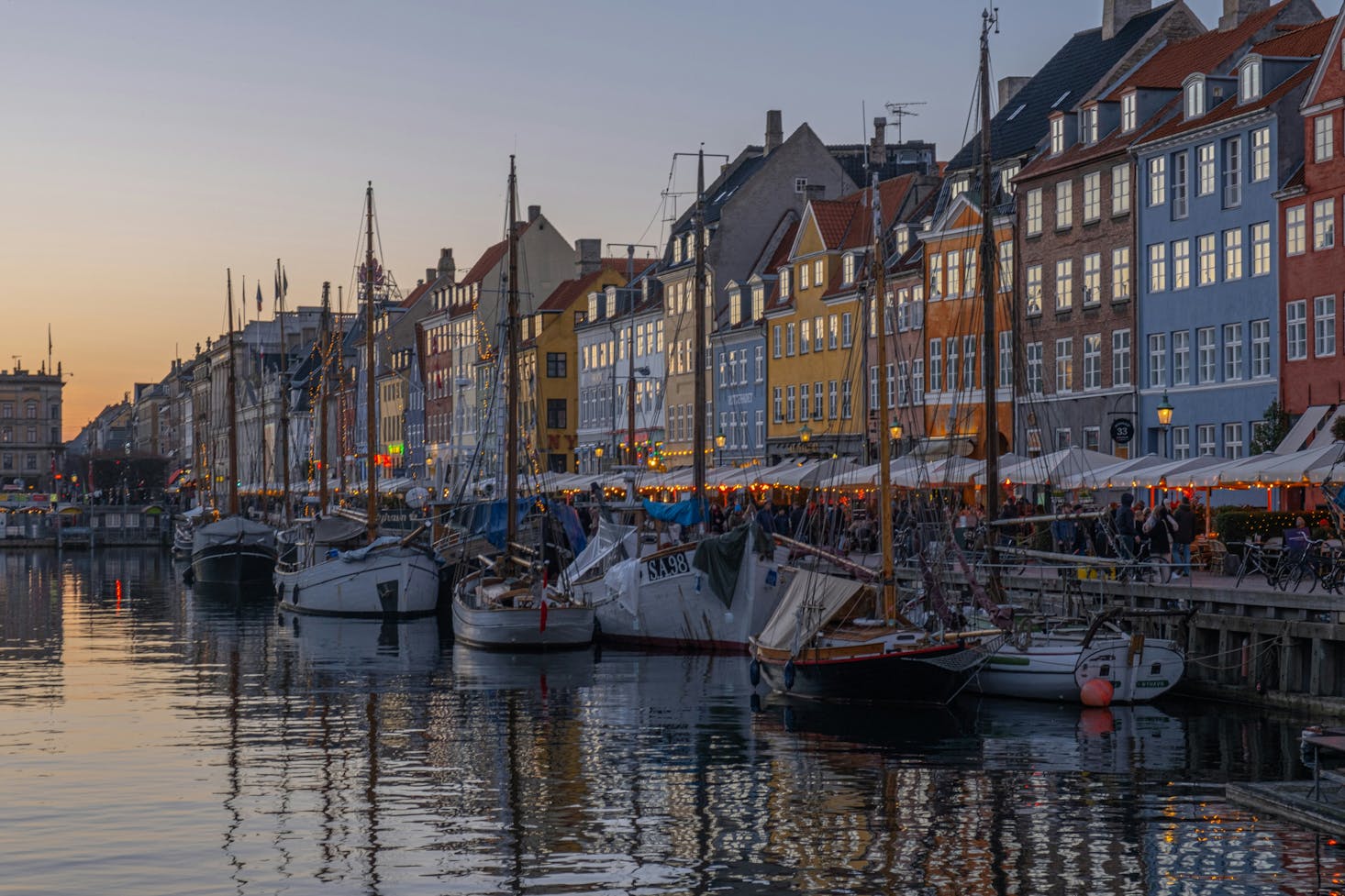 vista su un canale di copenhagen, con barche ormeggiate ed edifici sullo sfondo