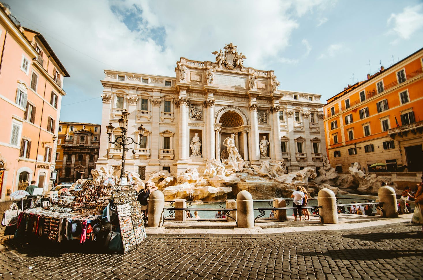 Vista sulla Fontana di Trevi a Roma, con edifici circostanti e cielo azzurro