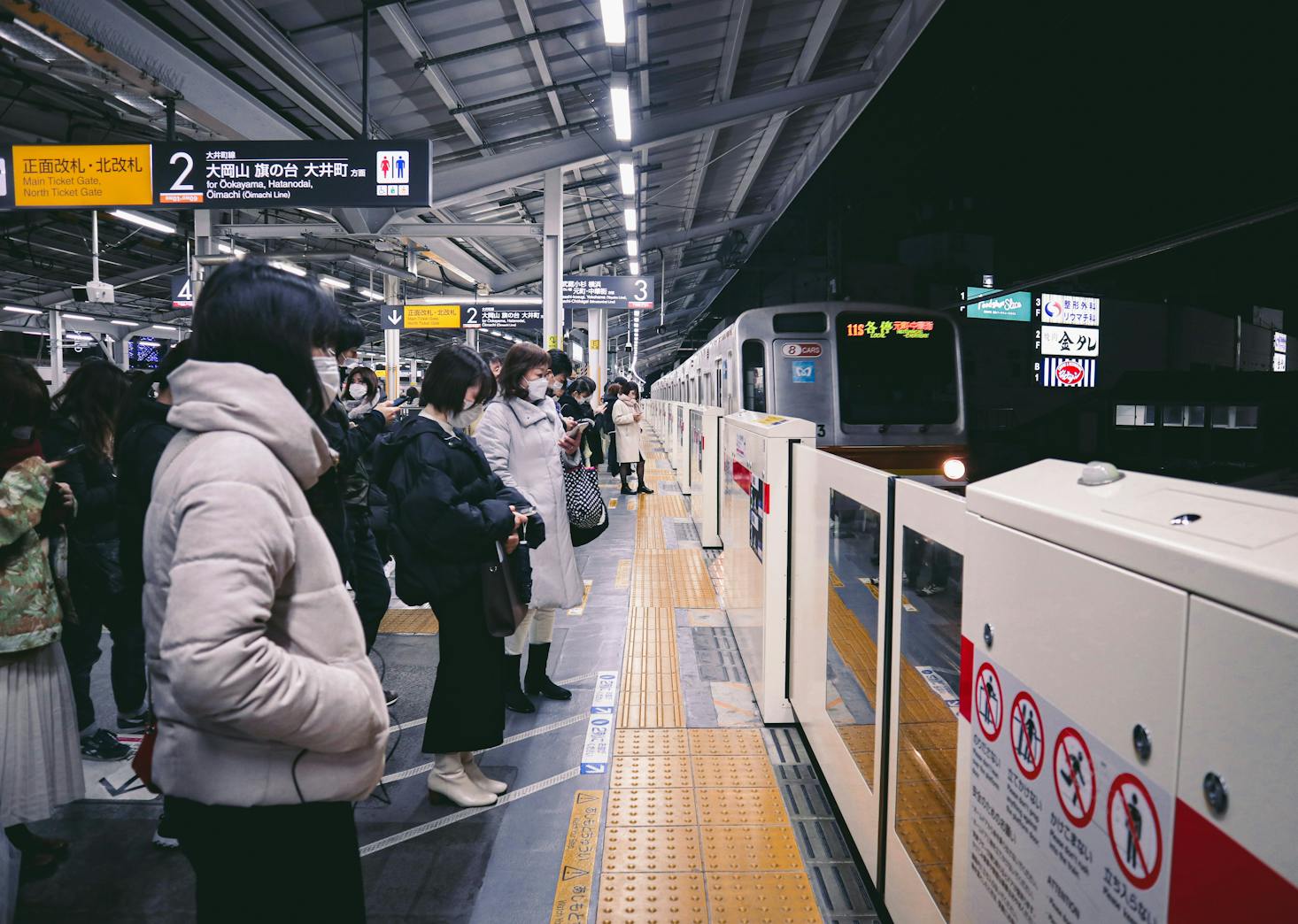 Personnes attendant le train à la gare de Tokyo, Japon