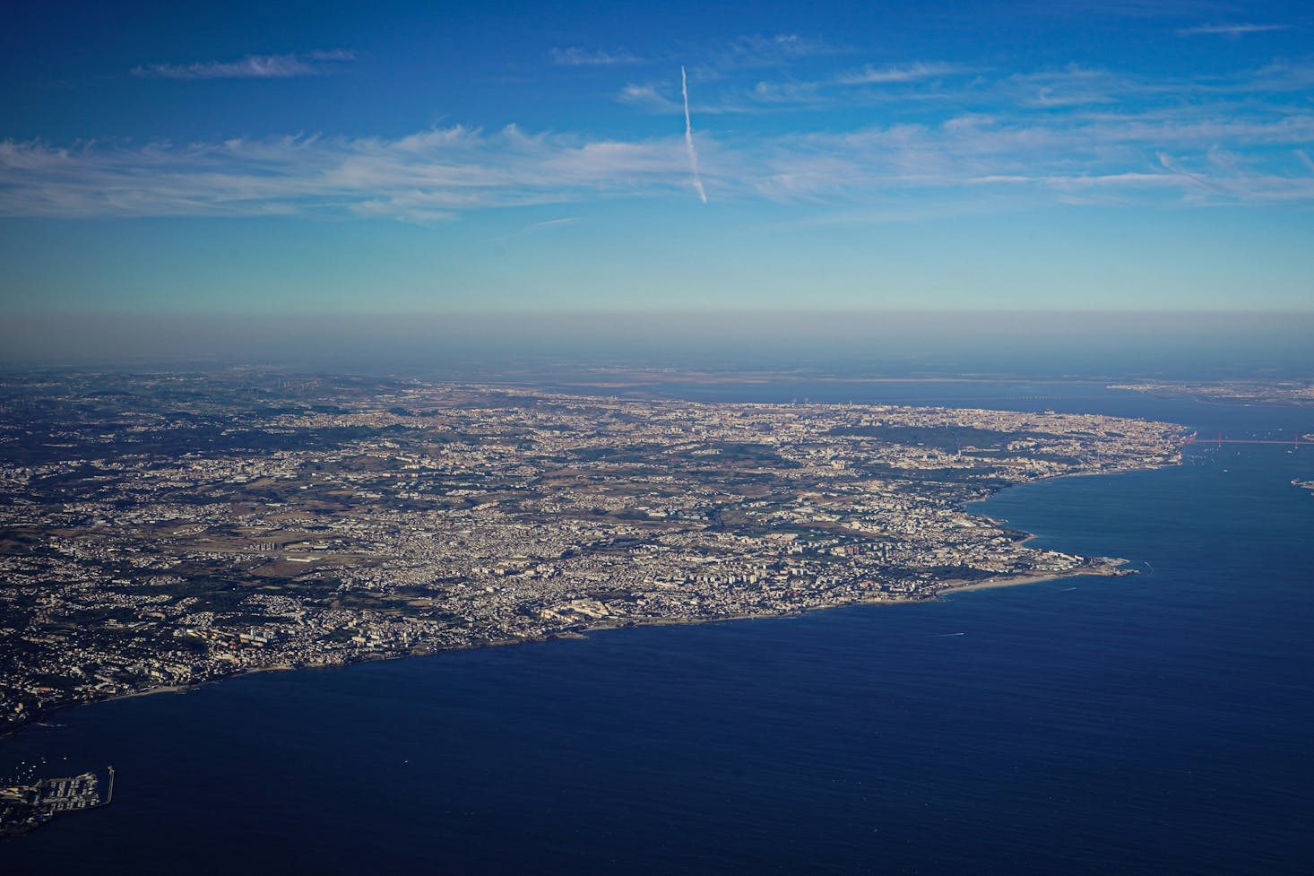 Ciel bleu, mer et côtes portugaises près dans un avion en direction de l'aéroport de Lisbonne, Portugal