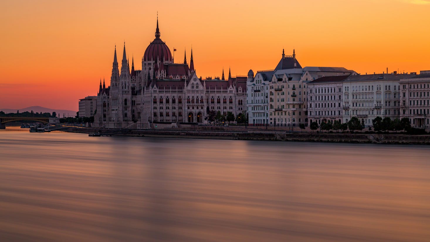 Vista sul fiume Danubio e sul Palazzo del Parlamento di Budapest, al tramonto