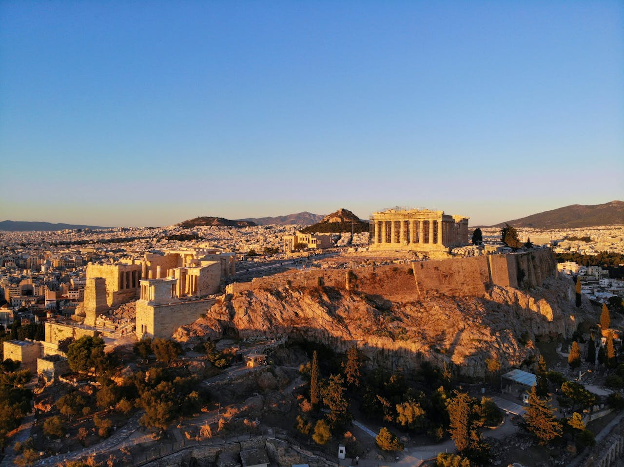 Vista dall'alto sulla città di Atene, in particolare sull'Acropoli ed il Partenone sopraelevati