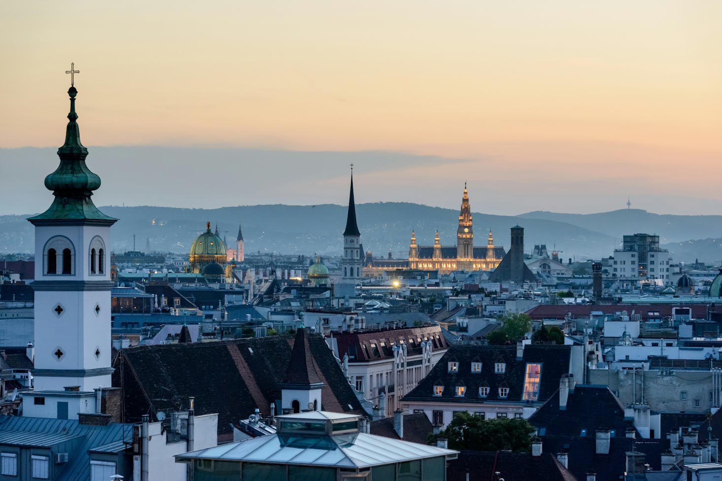 Vista dall'alto sui tetti e i campanili di Vienna al tramonto