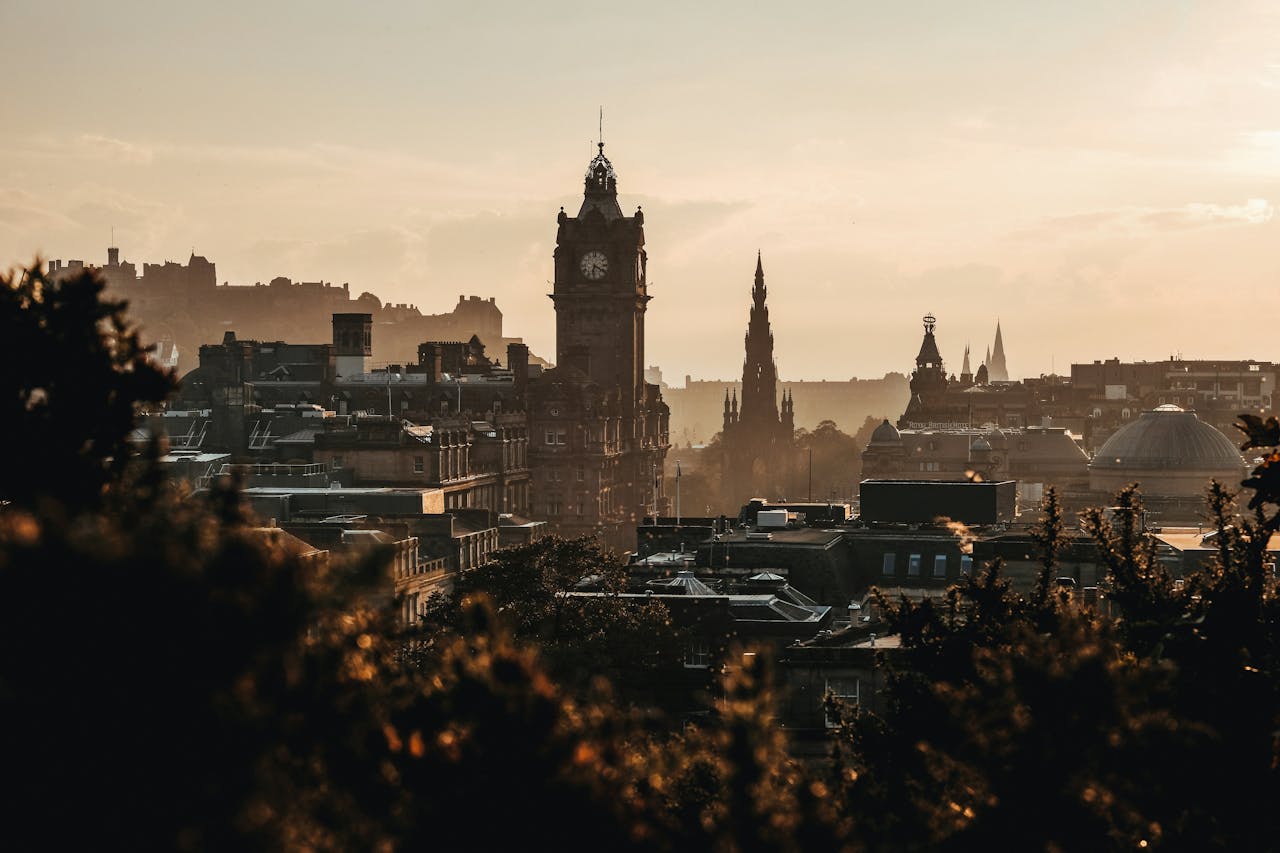 La silhouette du clocher historique du Balmoral, se découpant sur le coucher de soleil de la ligne d'horizon d'Édimbourg.