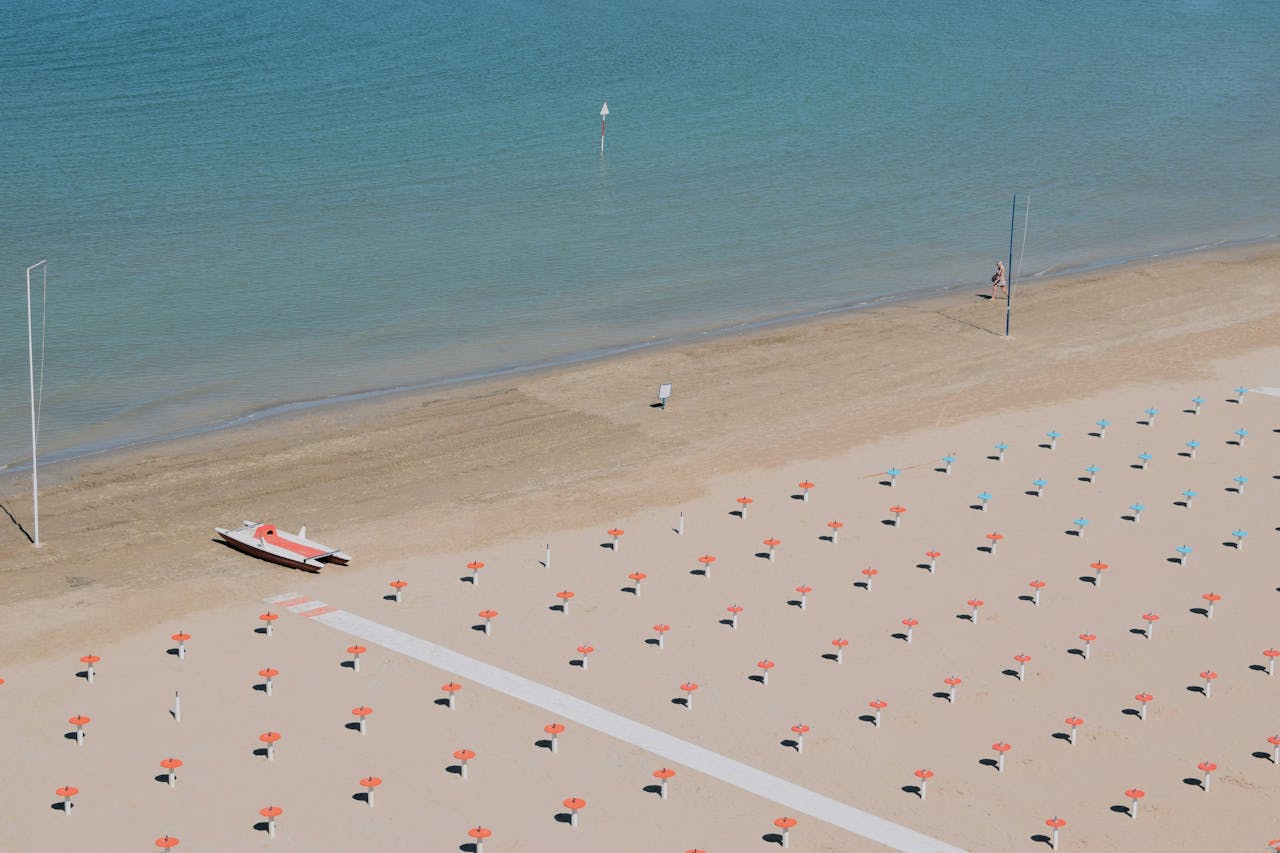 Vista dall'alto su uno stabilimento balneare di Rimini, con mare azzurro