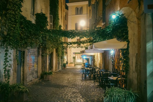 Strada acciottolata di Trastevere, Roma, in notturna