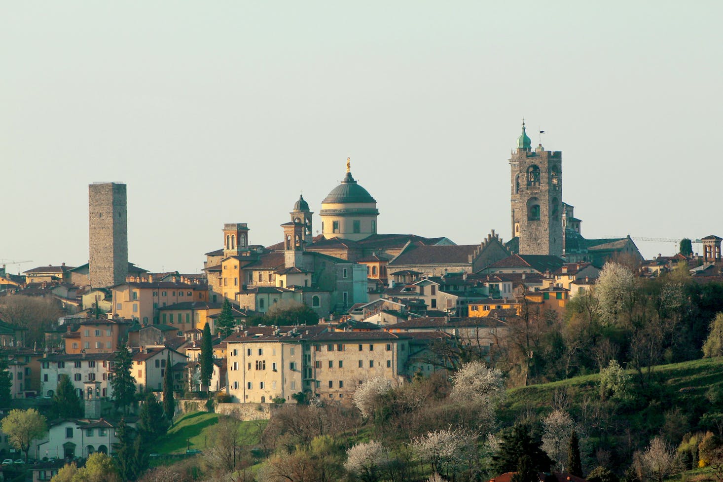 Vista aerea sulla Città Alta di Bergamo, con cielo azzurro sullo sfondo