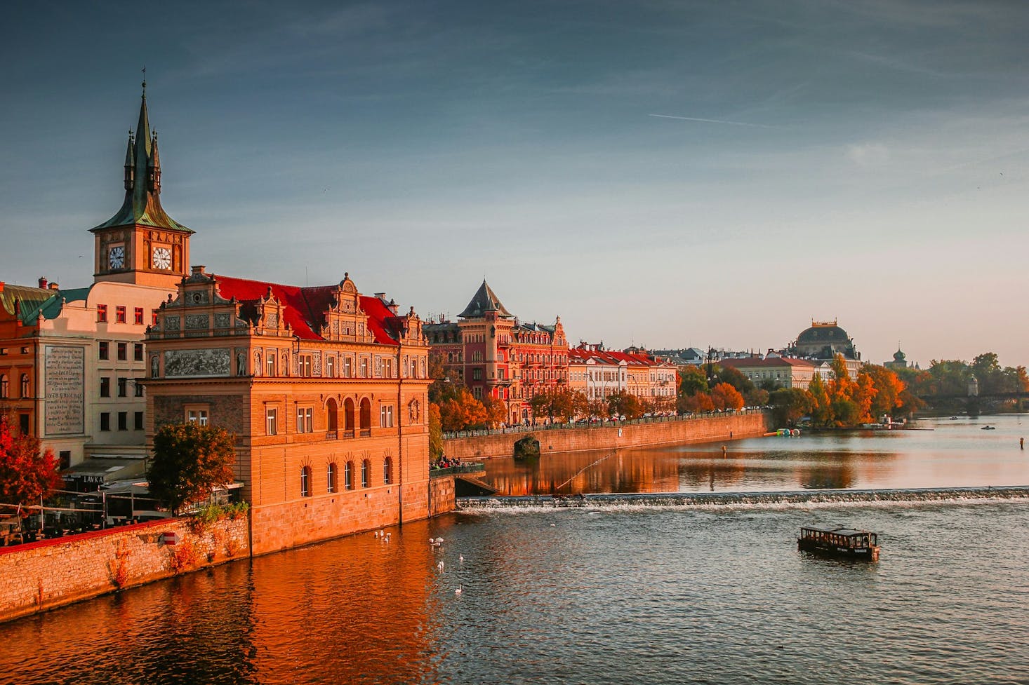 Vista al tramonto sul Museo Bedřich Smetana a Praga, sul fiume Moldava e sul Ponte Carlo