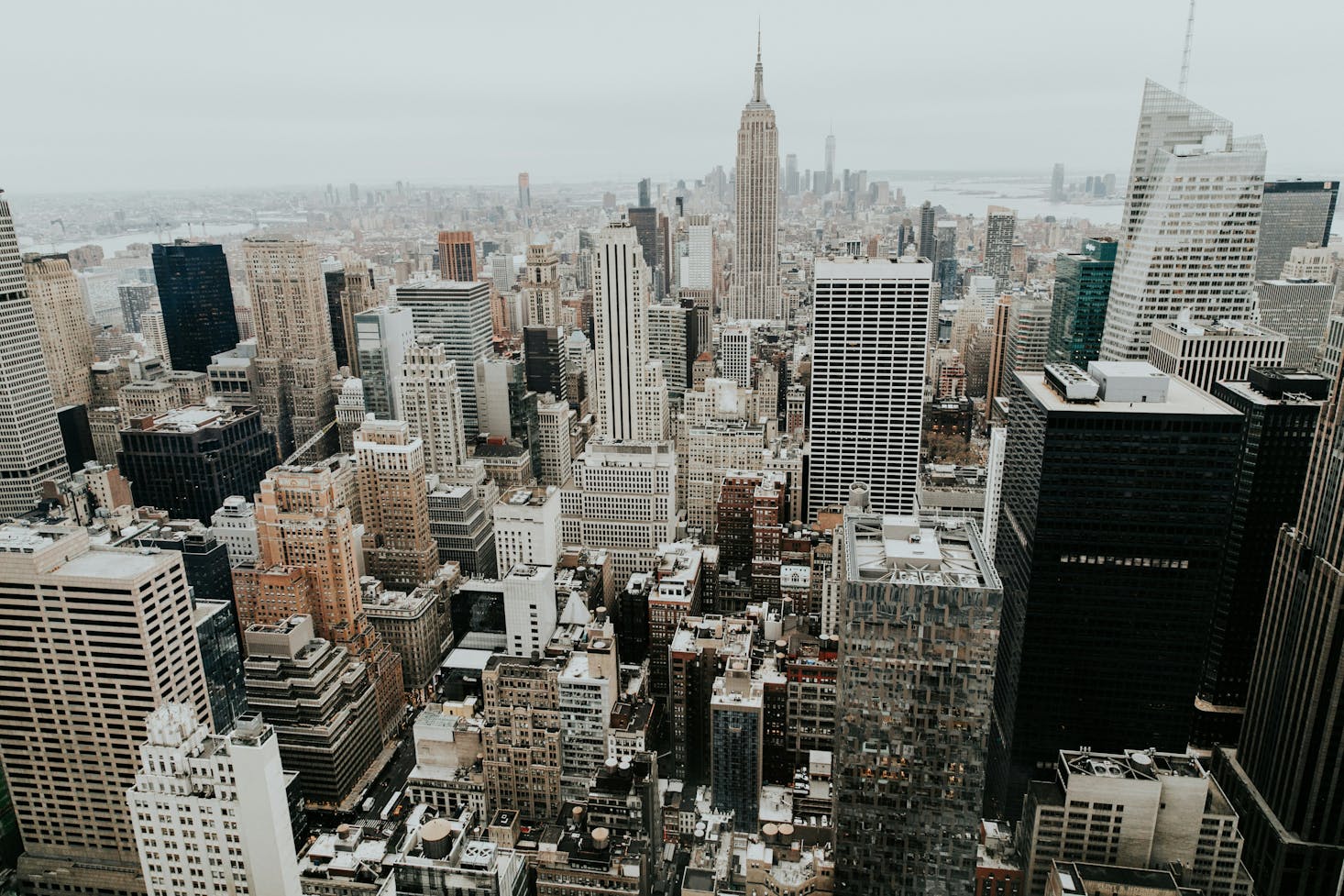 Vista dall'alto sui grattacieli di Manhattan, New York, tra cui l'Empire State Building