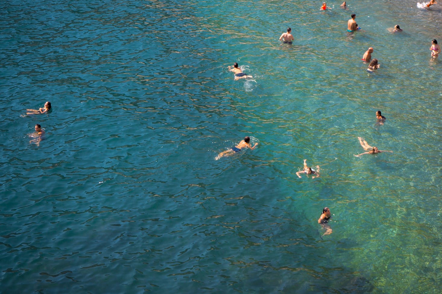 Persone che nuotano nelle acque cristalline del mare di Sorrento