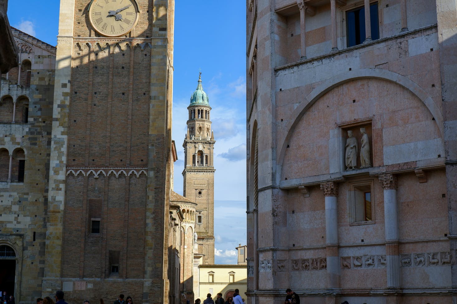 Scorcio sulla Cattedrale e sul campanile di Parma, con cielo azzurro sullo sfondo