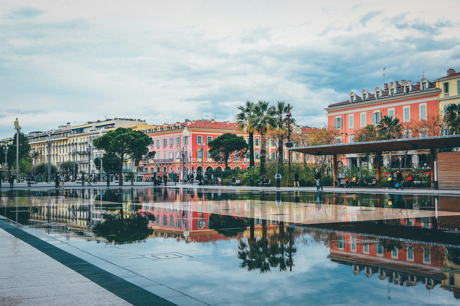 Città Vecchia a Nizza, con edifici storici riflessi sull'acqua davanti