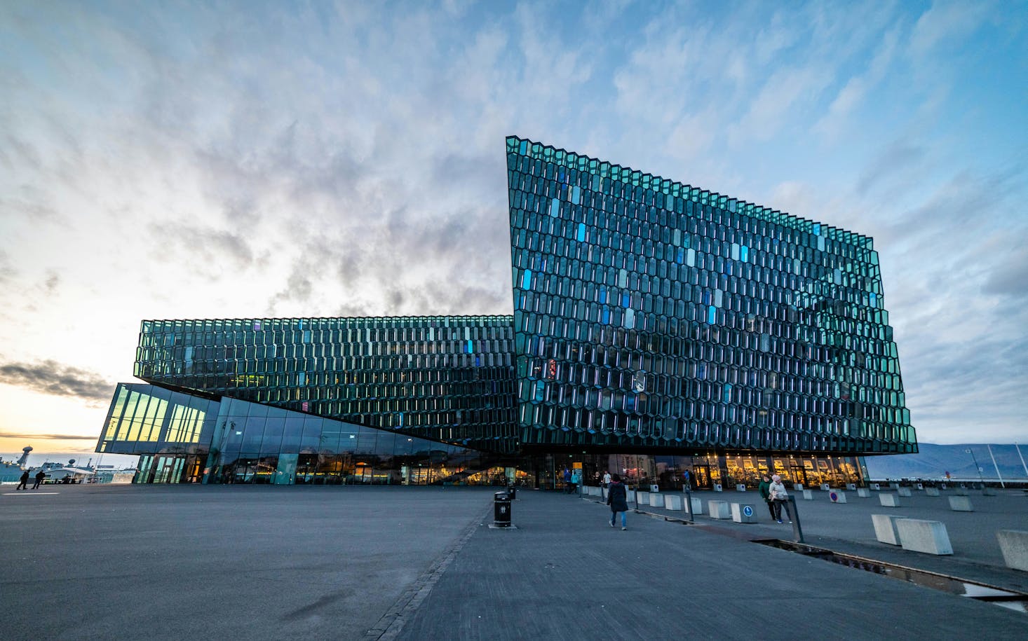 Vue sur la façade d'un batiment en verre à Reykjavik, Island