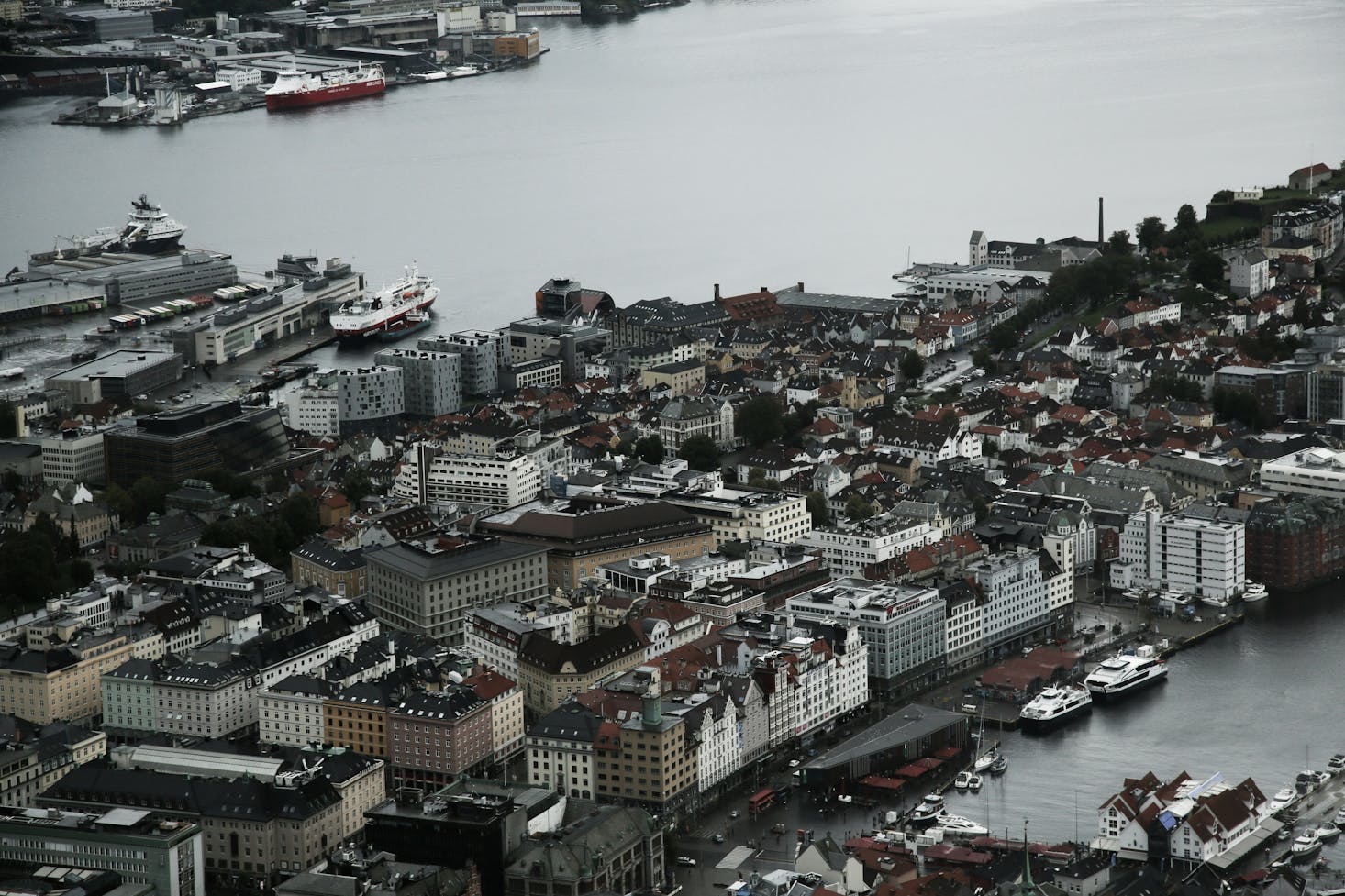 Large vue sur la ville les pieds dans l'eau à Bergen, Norvège