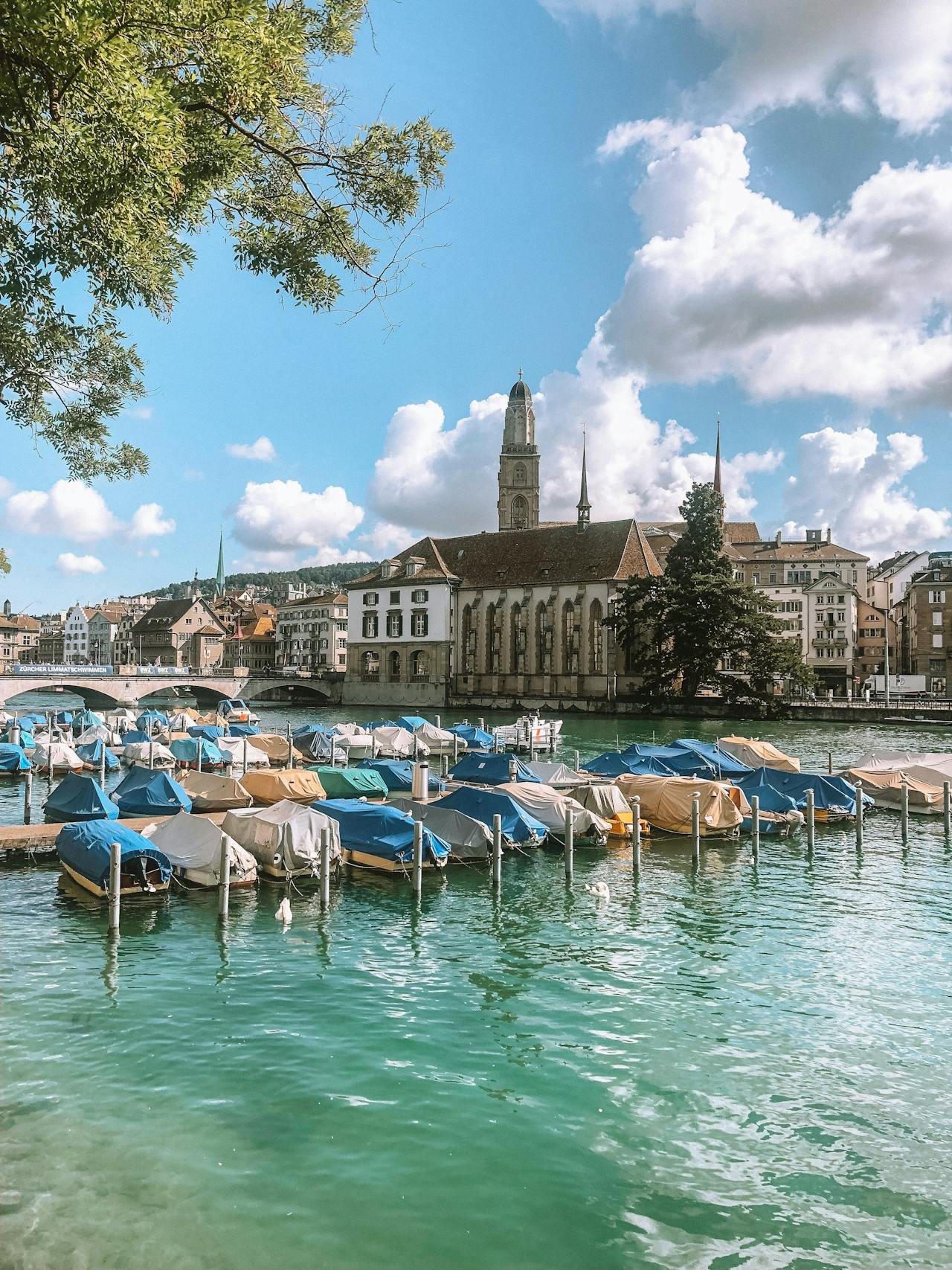 Port de plaisance avec une église en fond à Zurich, Suisse