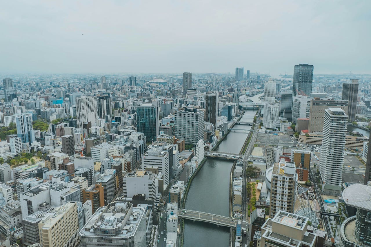 Ville d'Osaka au Japon sous un ciel gris