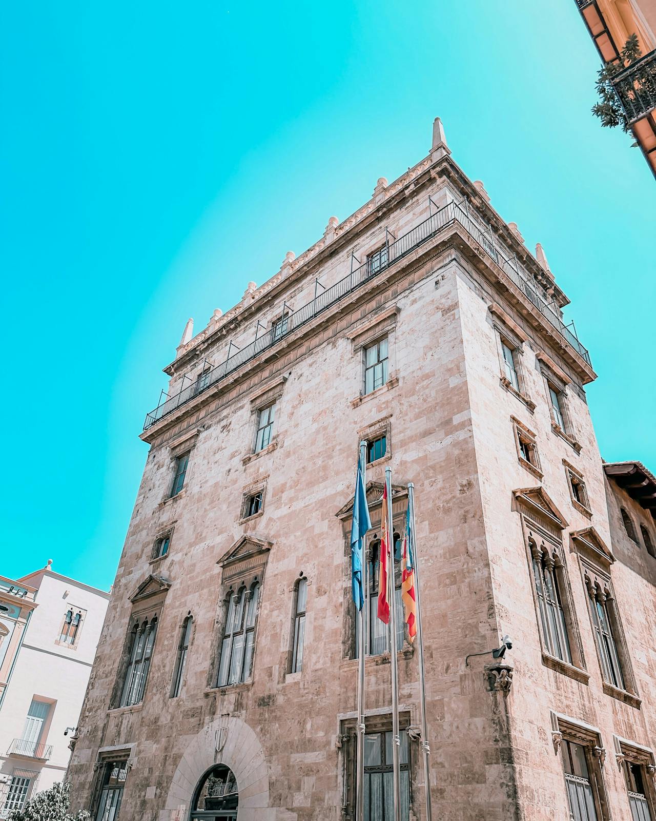 Haut building avec des drapeaux en face à Valence, Espagne