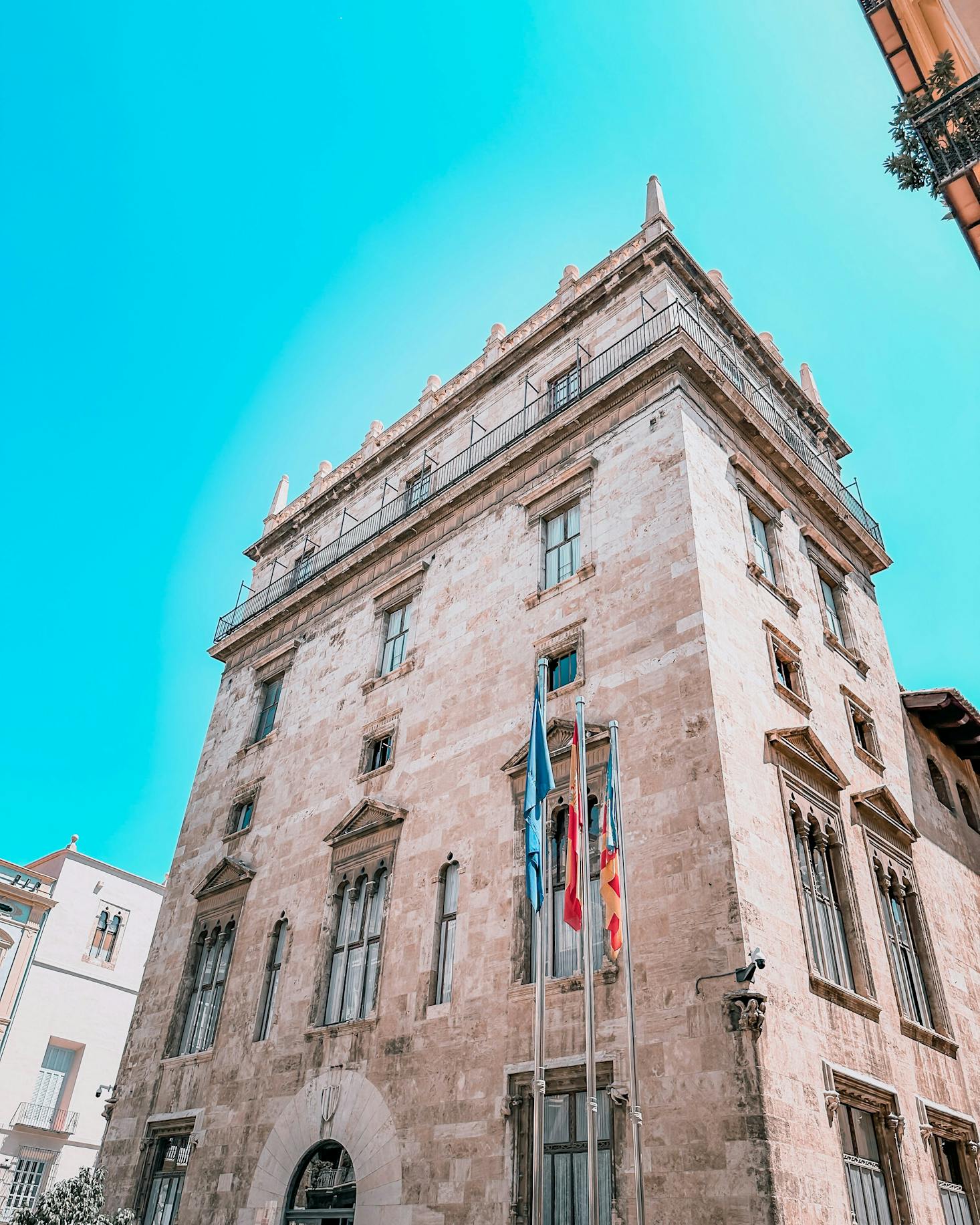 Haut building avec des drapeaux en face à Valence, Espagne