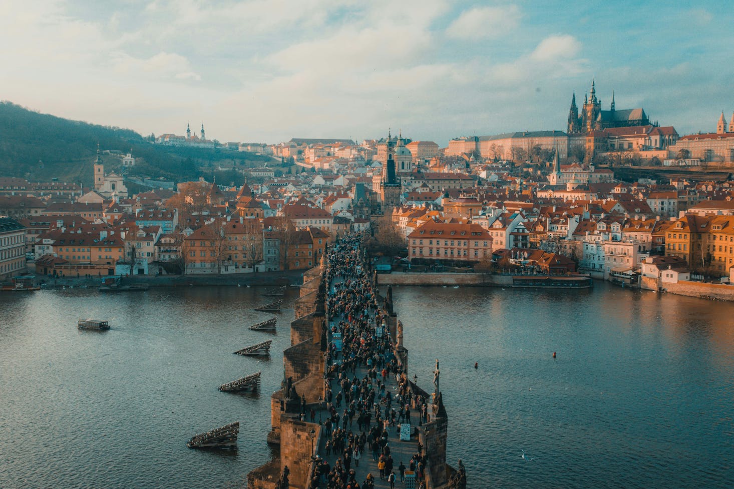 Personnes marchant sur un pont à Prague, République Tchèque