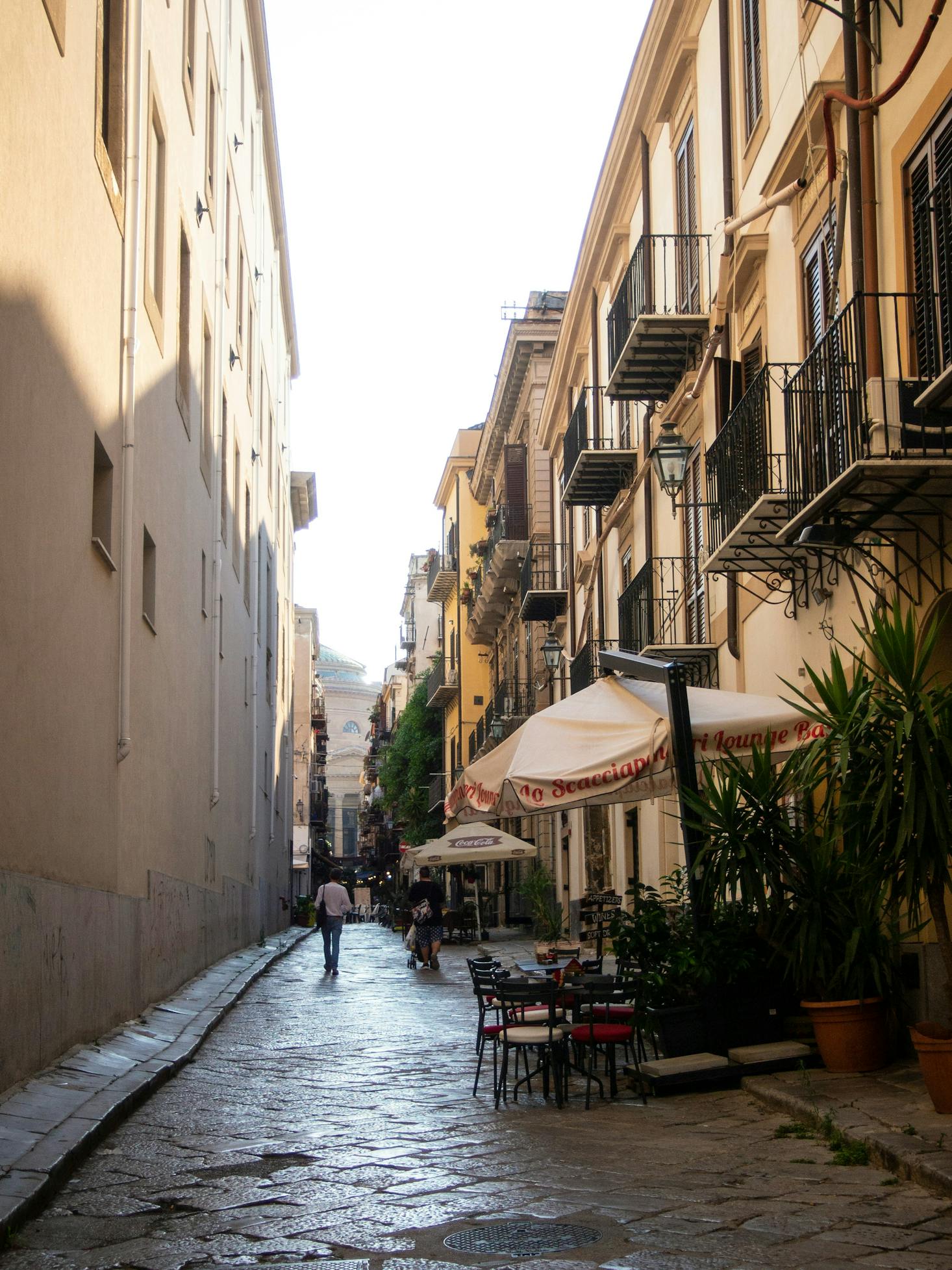 Petite ruelle avec une table sous un parasol à Palerme, Italie