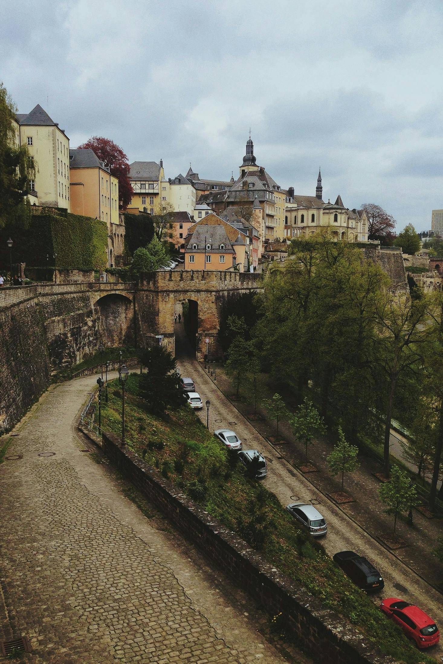 Chemin de la corniche avec des voitures stationnés au Luxembourg