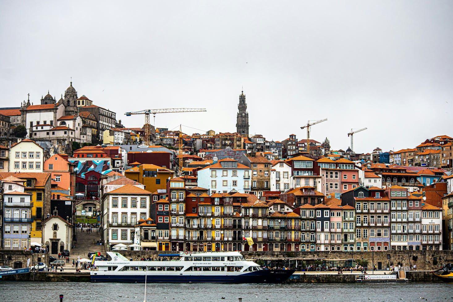 Fiume Douro in primo piano, alcune imbarcazioni e edifici che affacciano su di esso