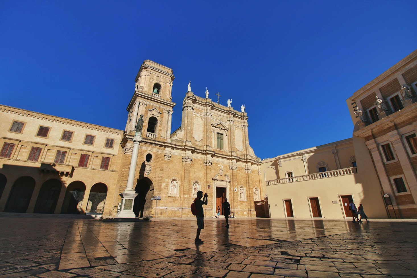 Cattedrale di Brindisi, con cielo azzurro sullo sfondo