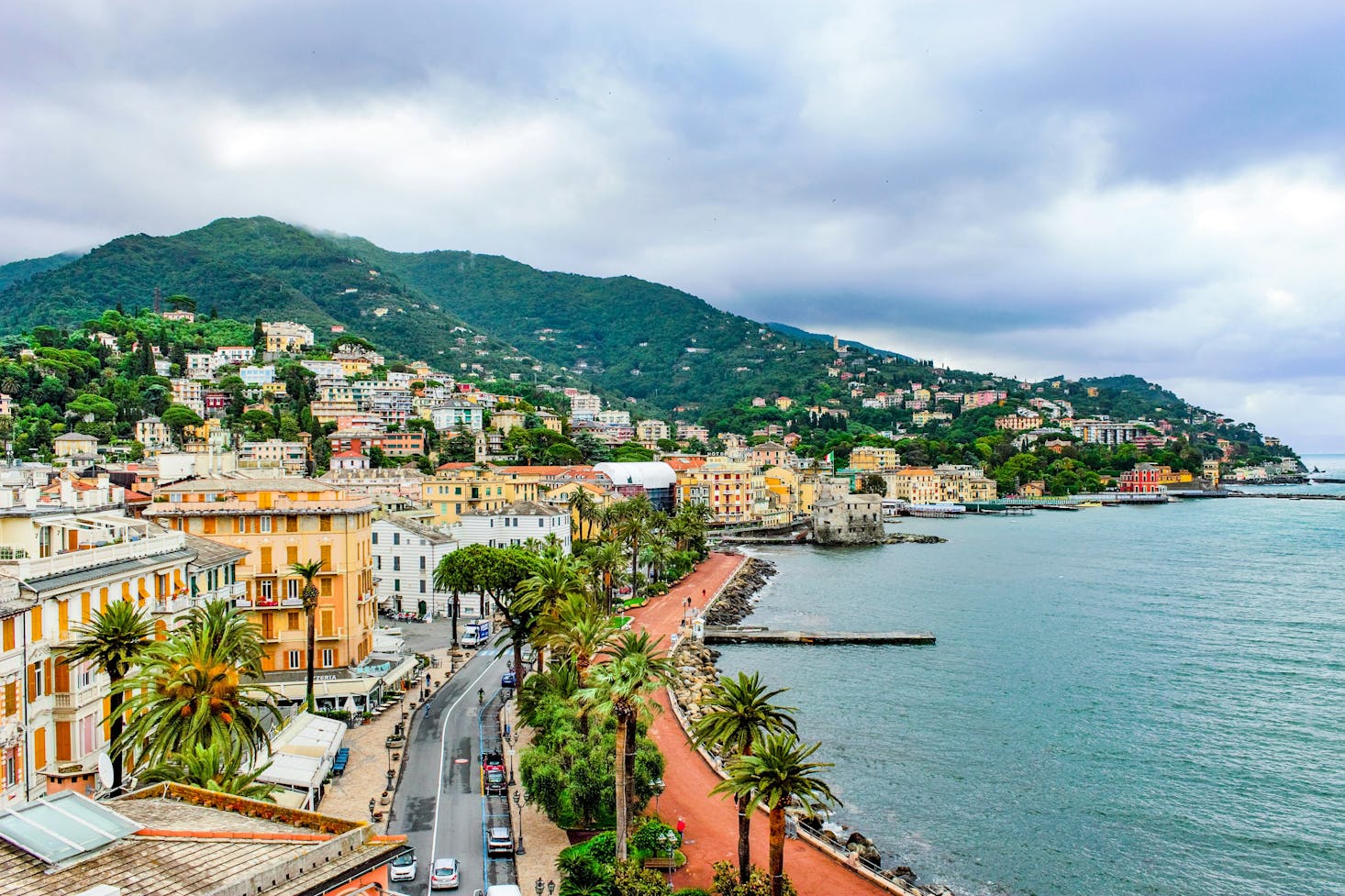 Vista dall'alto sulla città di Rapallo affacciata sul mare, con monti sullo sfondo