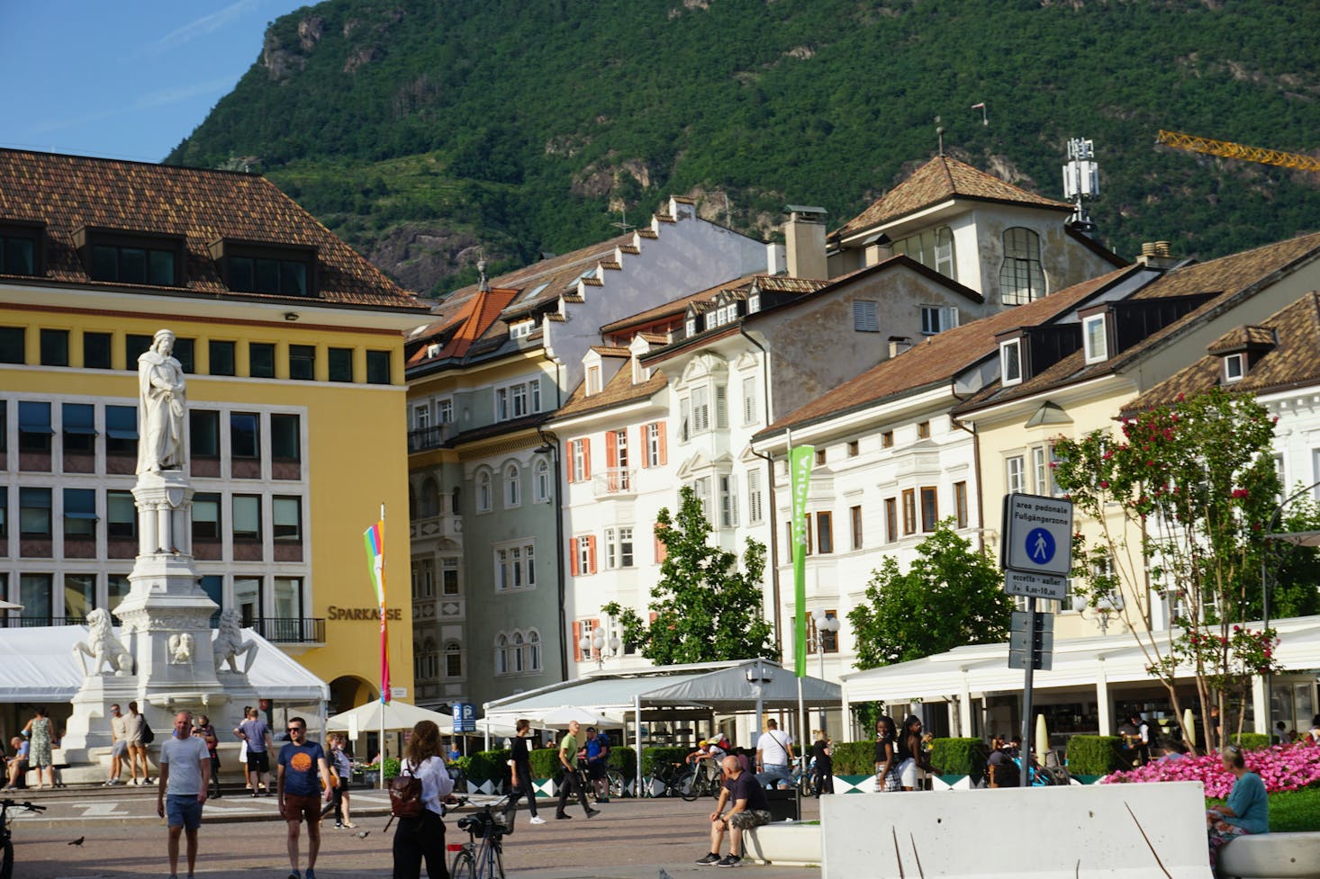 Piazza principale di Bolzano, con imponenti montagne sullo sfondo