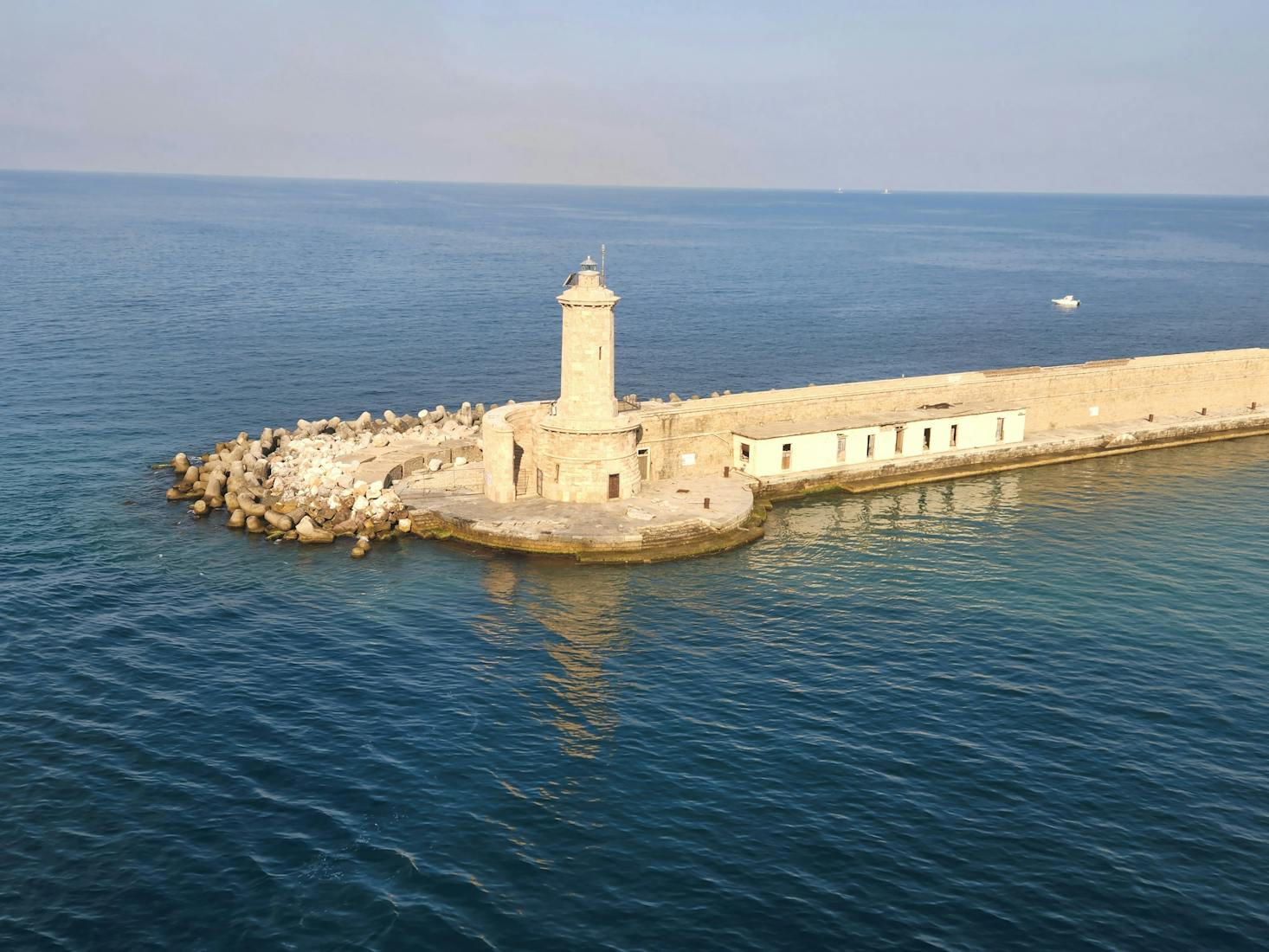 Faro di Civitavecchia, al porto, col mare circostante