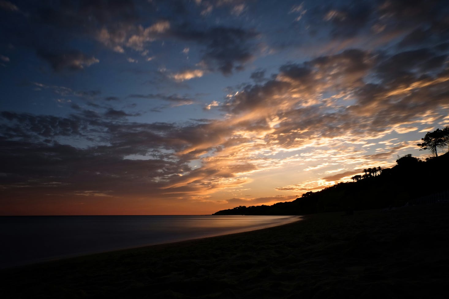 Silhouette d'une plage sous un ciel crepusculaire à Albufeira, Portugal