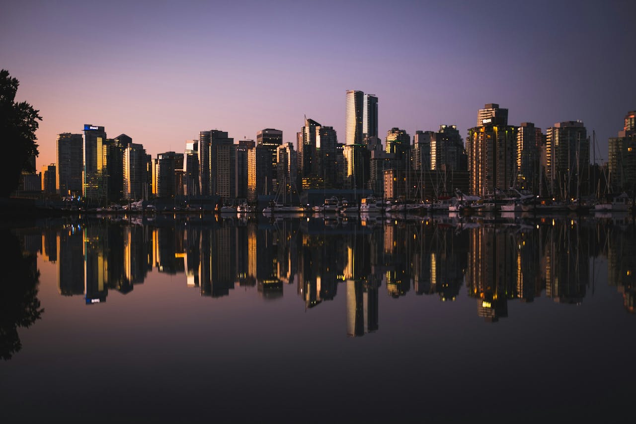 Bâtiments en face de l'eau à Vancouver, Canada