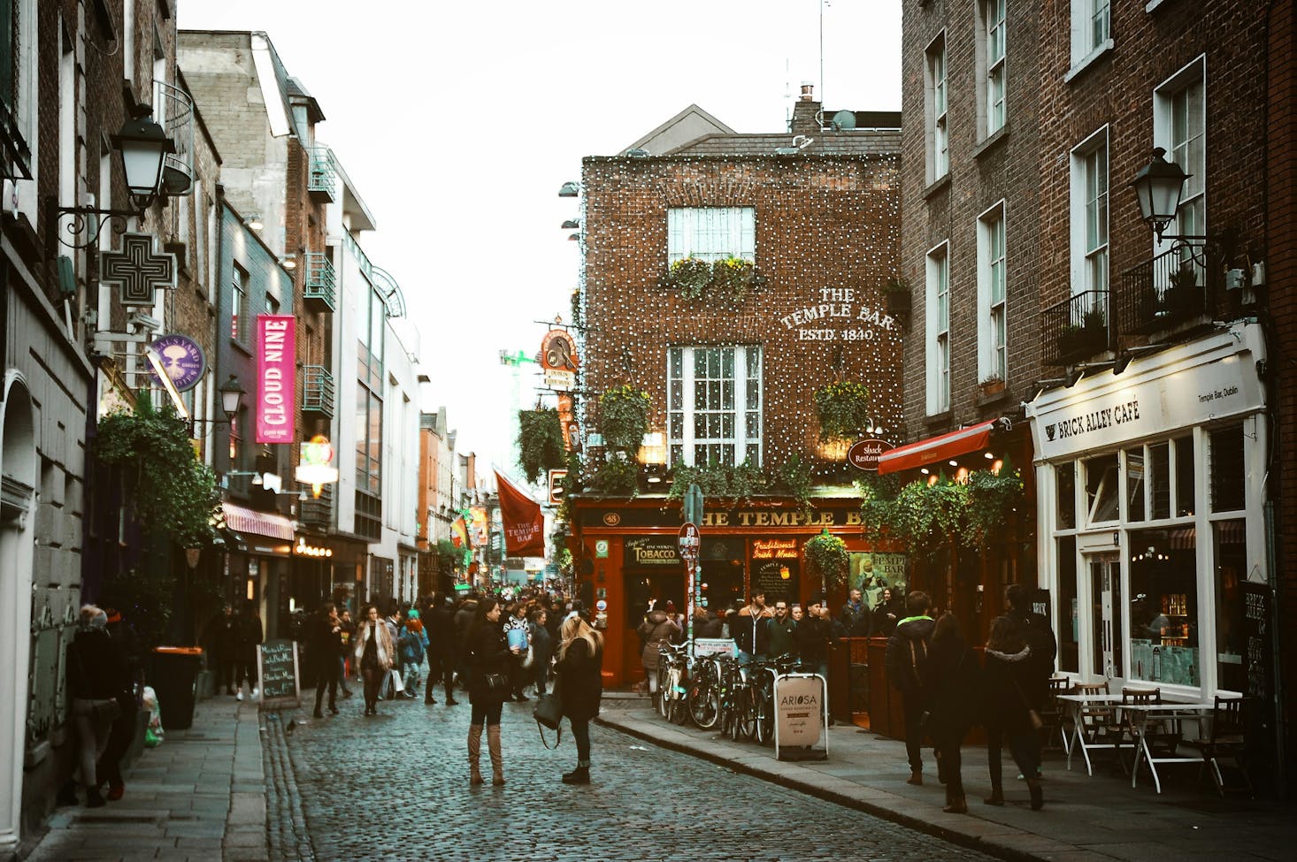 ruelle animée avec des bâtiments autour à Dublin, Ireland