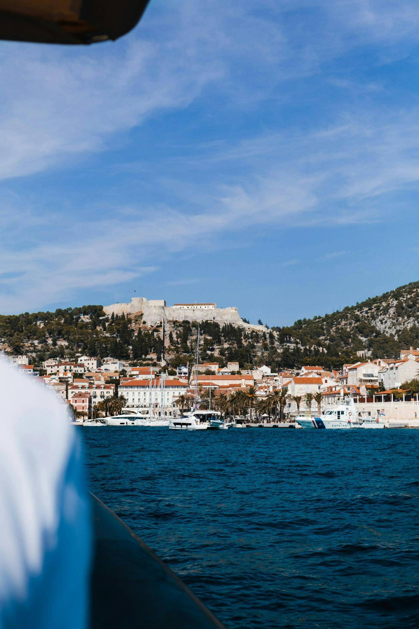 vue de la ville sur un bâteau à Hvar, Croatie