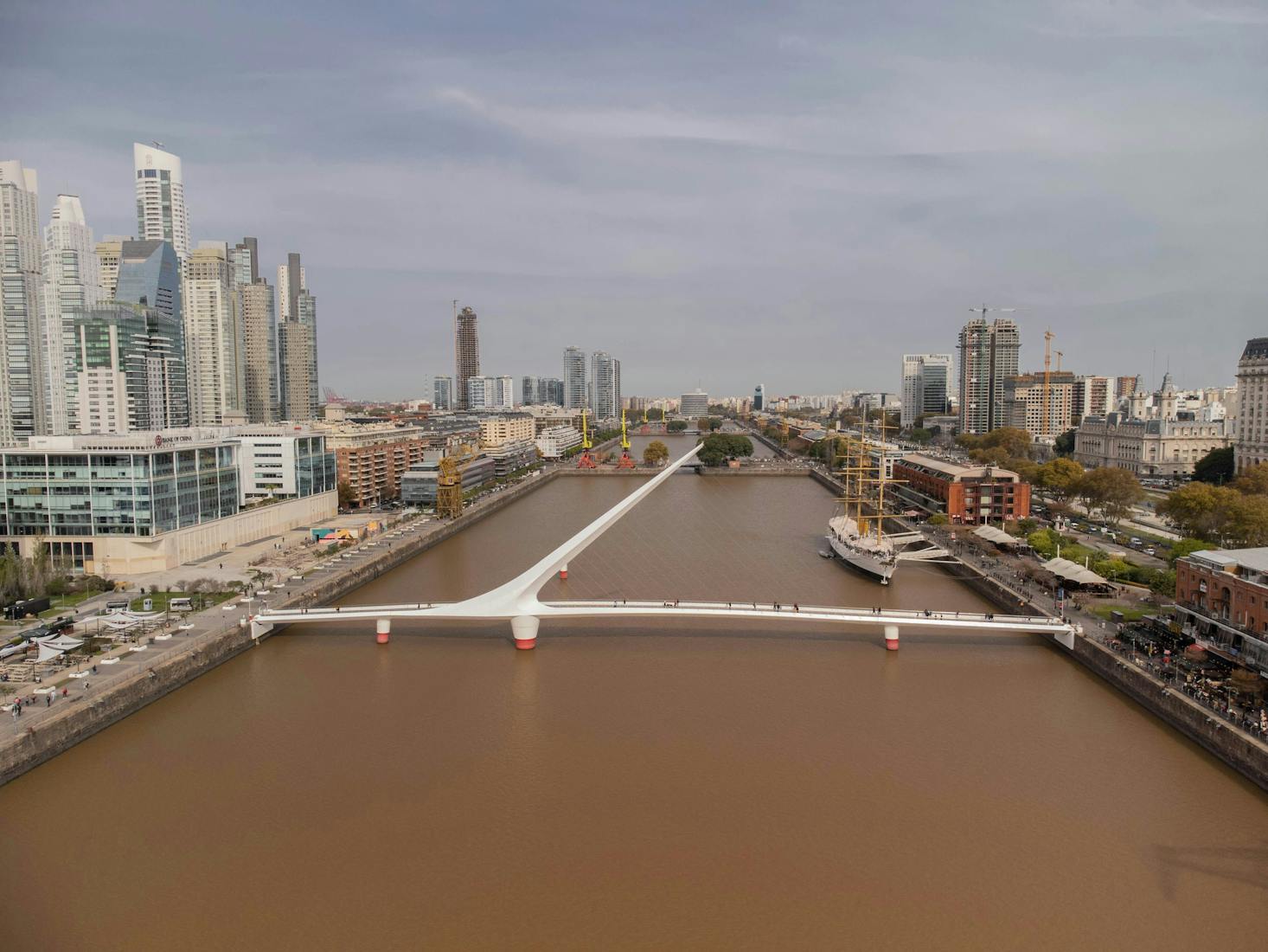 Vue aérienne d'une rivière avec un pont à Buenos Aires, Argentine