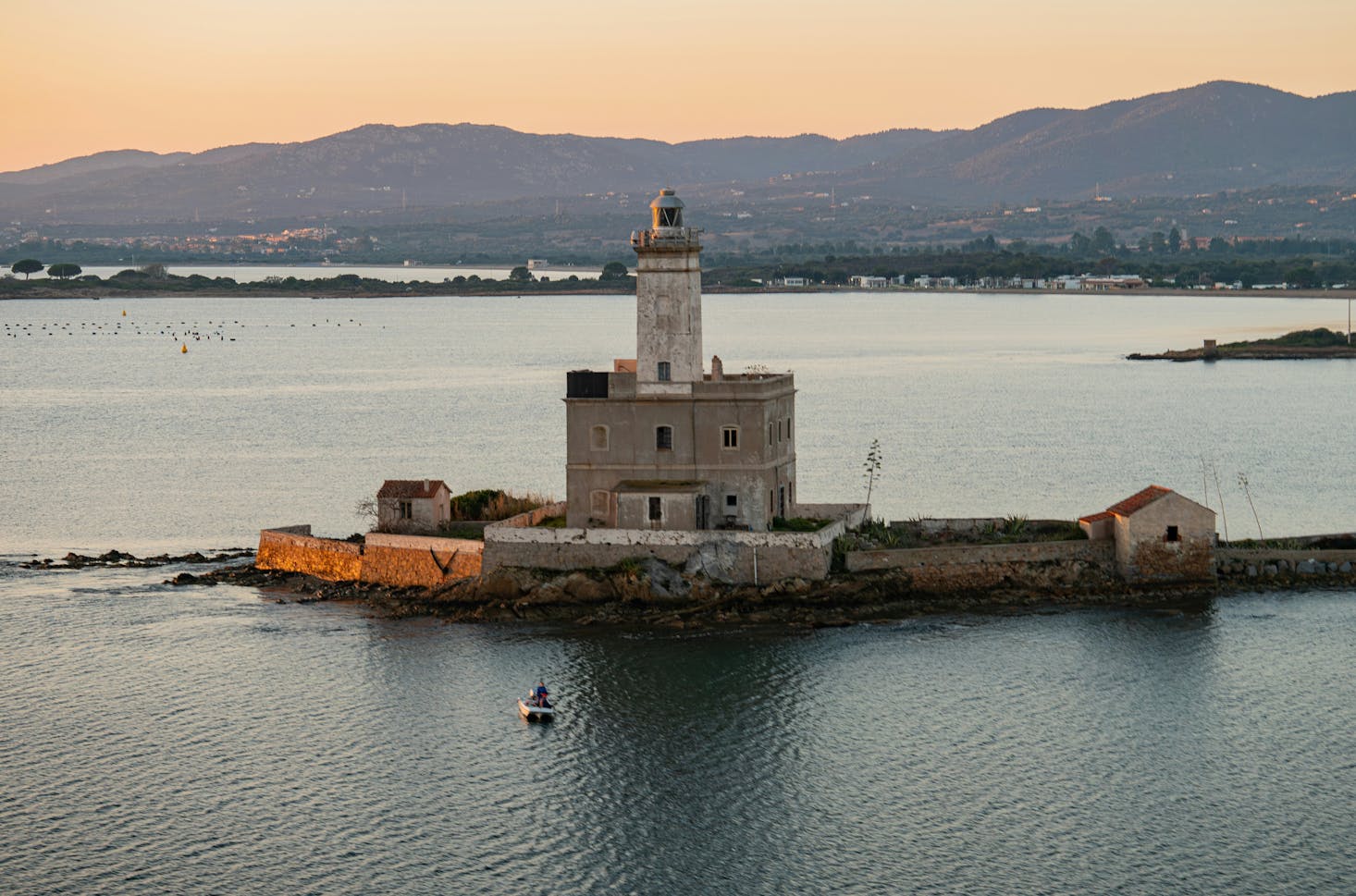 Un phare sur un bandeau de terre au dessus d'un lac à Olbia, Italie