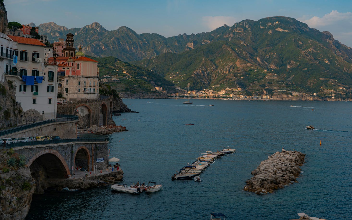 étendue d'eau bordée de maisons et de montagnes à Amalfi, Italie