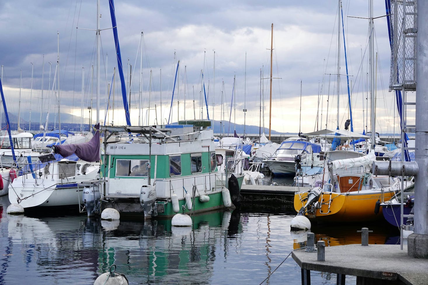 plusieurs bâteaux regroupés dans un port de Lausanne, Suisse