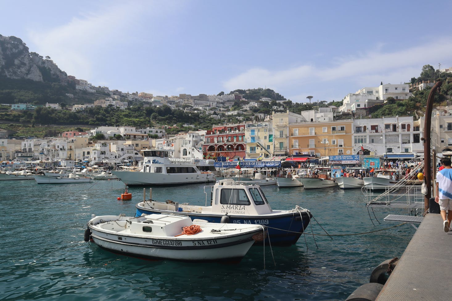 des bâteaux stationnés dans un port de Capri, Italie