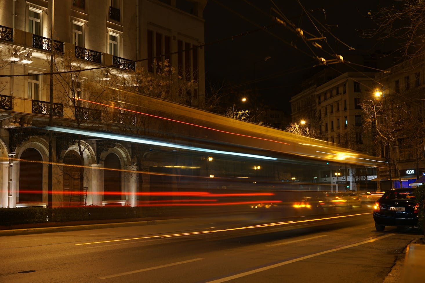 Visione notturna di tram in Piazza Syntagma a Atene