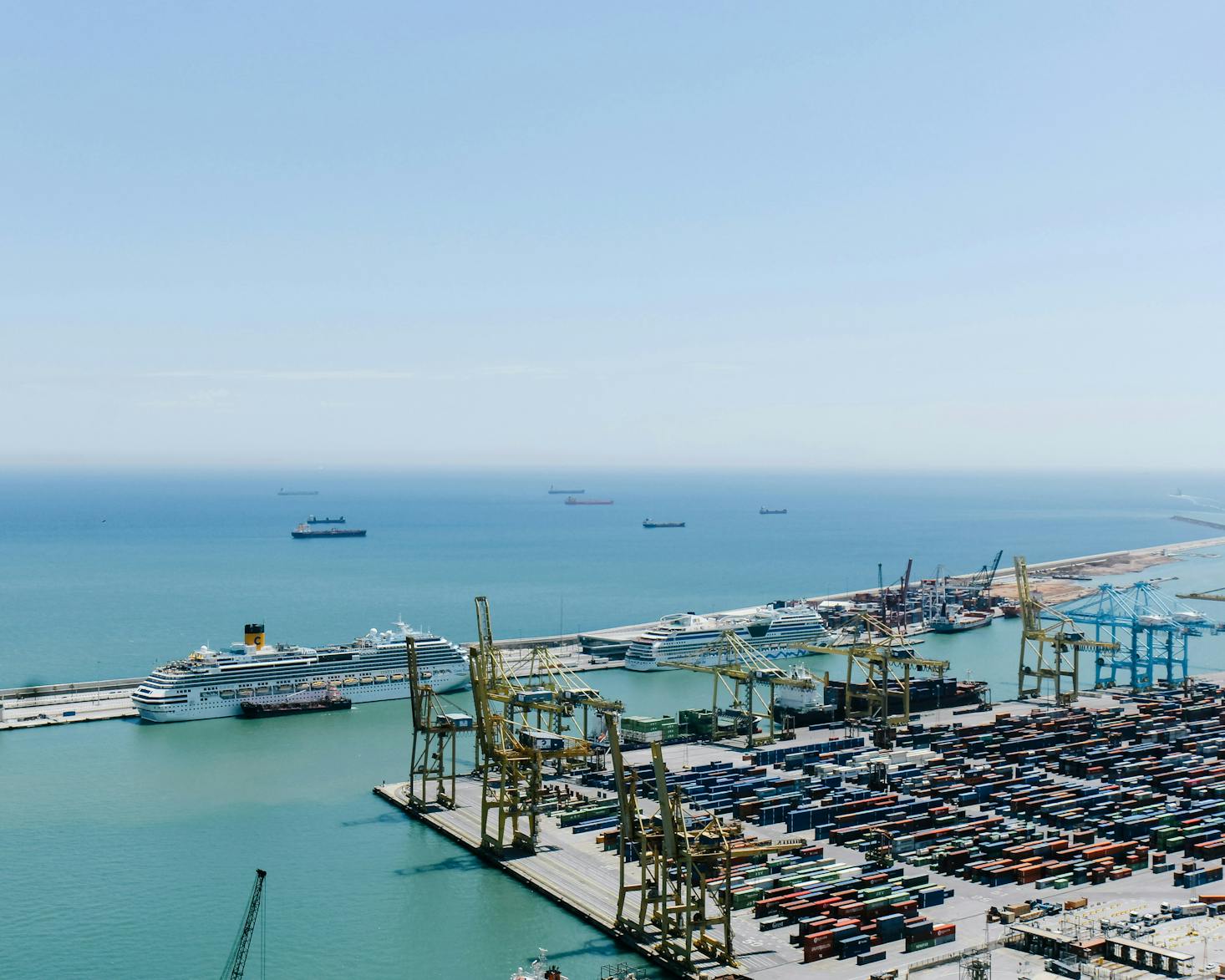 Porto di Barcellona, con nave da crociera e cielo azzurro sullo sfondo