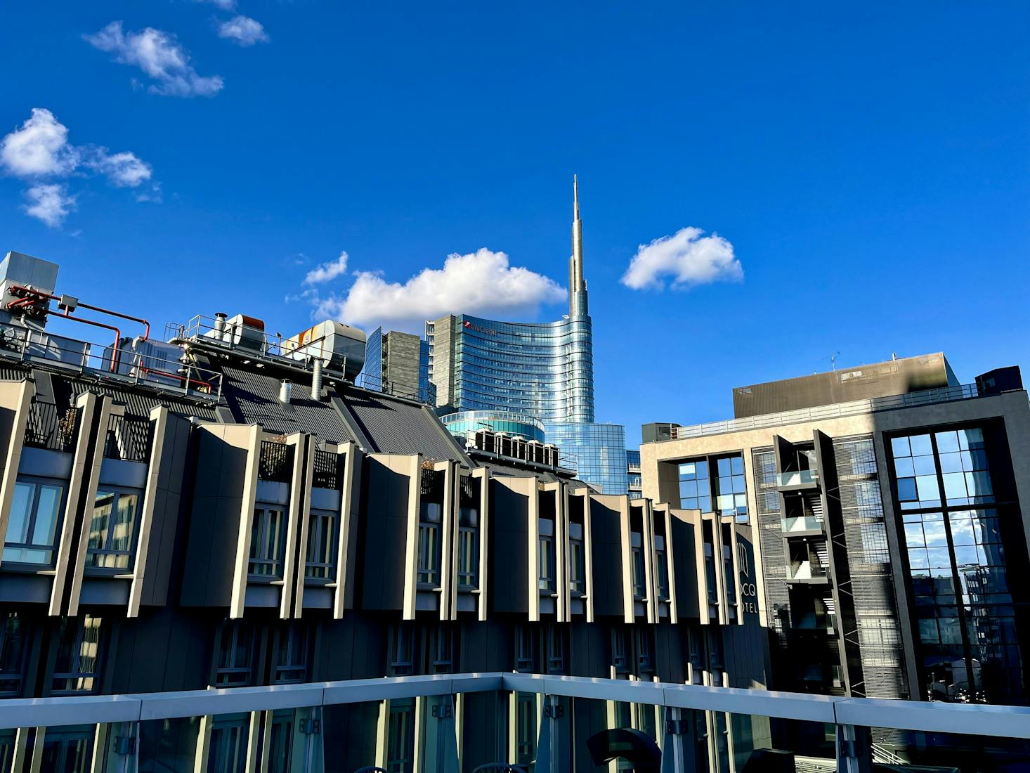 Palazzi moderni di Milano, con cielo sereno sullo sfondo