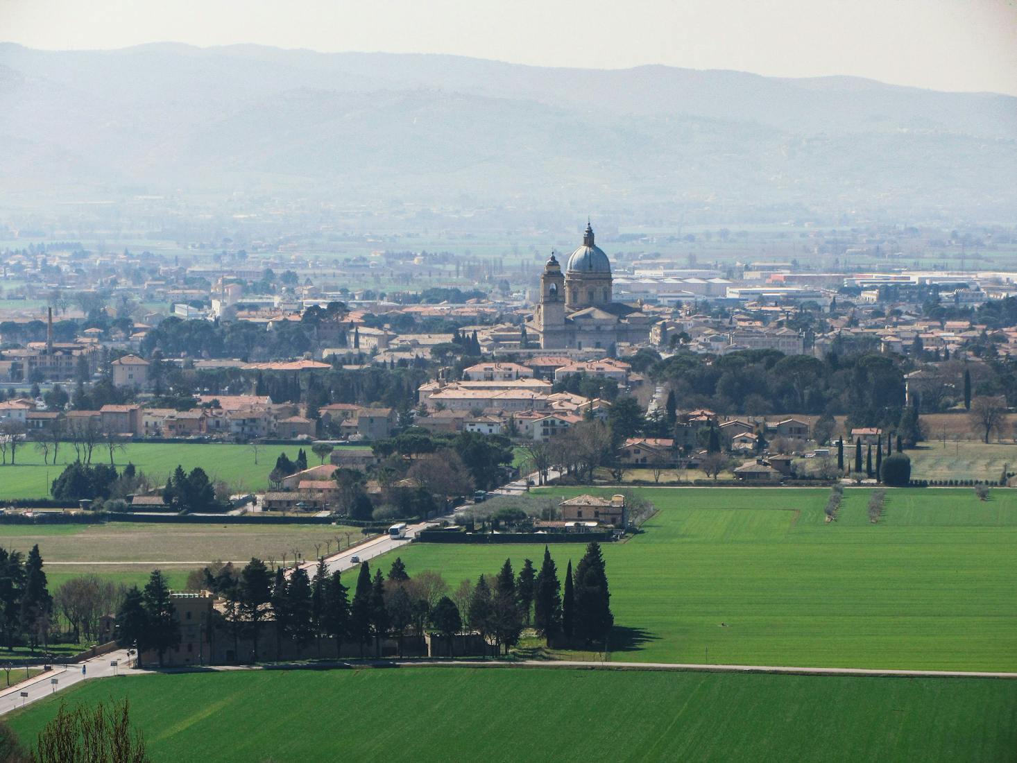 Vista di Assisi dall'alto, con cielo azzurro sullo sfondo