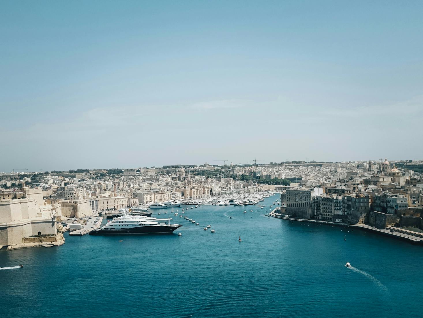 Mare con navi ormeggiate e edifici della Valletta sullo sfondo