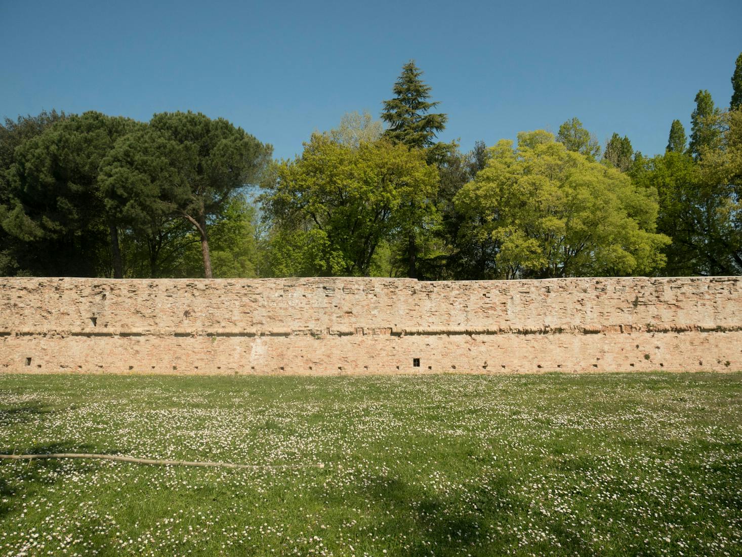 Mura di Ravenna, con prato verde in primo piano e cielo azzurro sullo sfondo